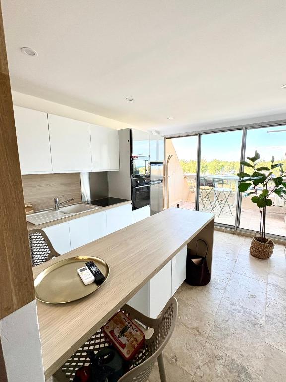 - une cuisine avec un comptoir et un évier dans l'établissement Dolce Vita, au Cap d'Agde