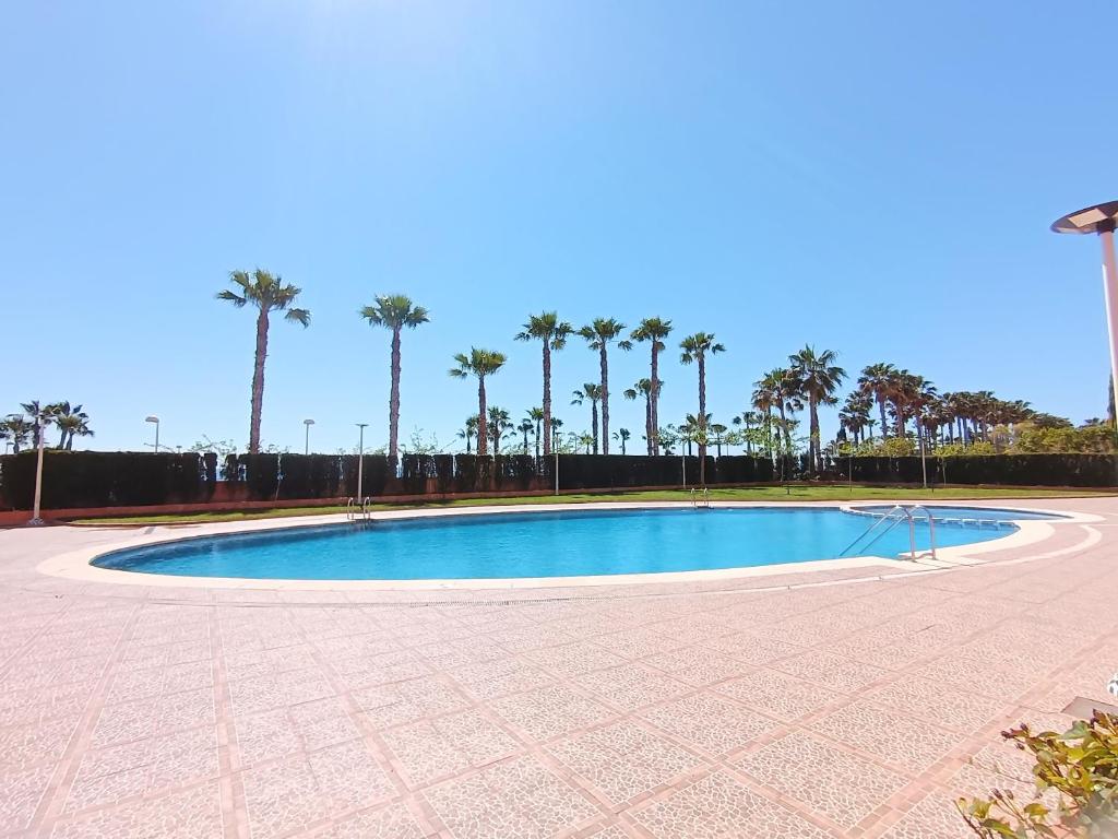 Bazén v ubytovaní Ayf 3 habitaciones en 1ª linea de playa alebo v jeho blízkosti