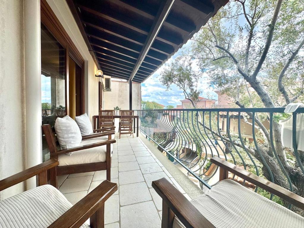 porche con bancos y balcón con vistas en Sea Whisper - Joy Collection, en Santa Maria Navarrese