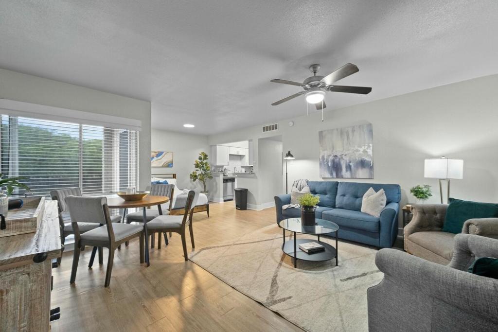 Χώρος καθιστικού στο Two Apartments in the Heart of Arlington!