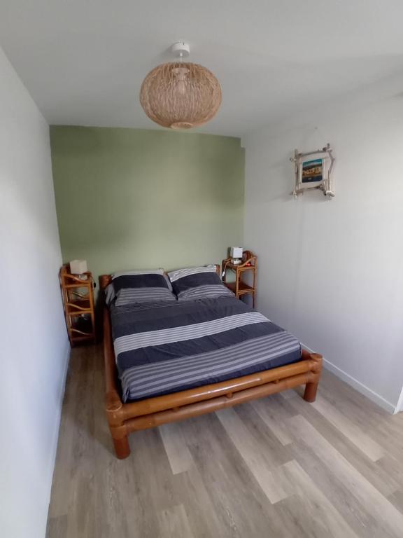 - une chambre dotée d'un lit avec des draps bleus dans l'établissement Sunset Cagnes, à Cagnes-sur-Mer