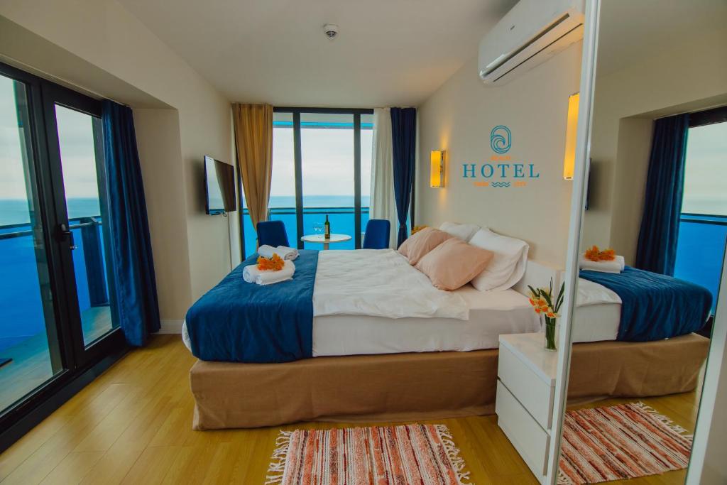 Postel nebo postele na pokoji v ubytování Beach Hotel Orbi City