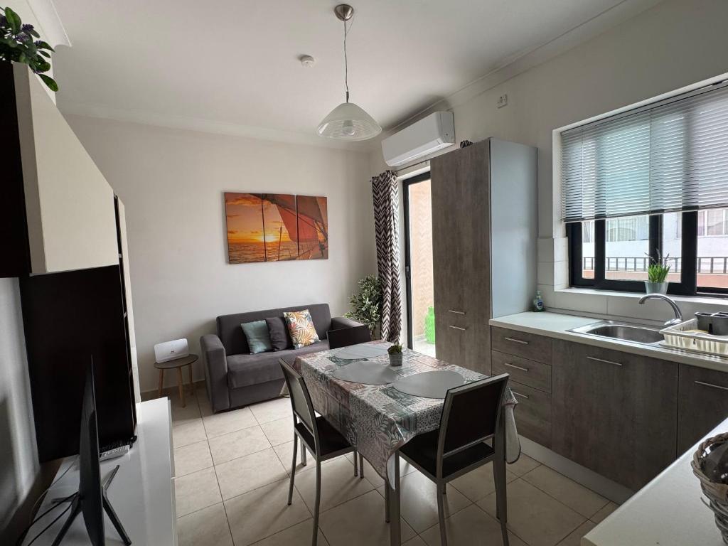 21 Best Apartment Patio Ideas for a Cozy Retreat [2025] - Cosy Industrial Penthouse Apartment With Patio View