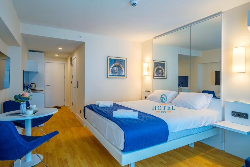 Postel nebo postele na pokoji v ubytování Beach Hotel Orbi City