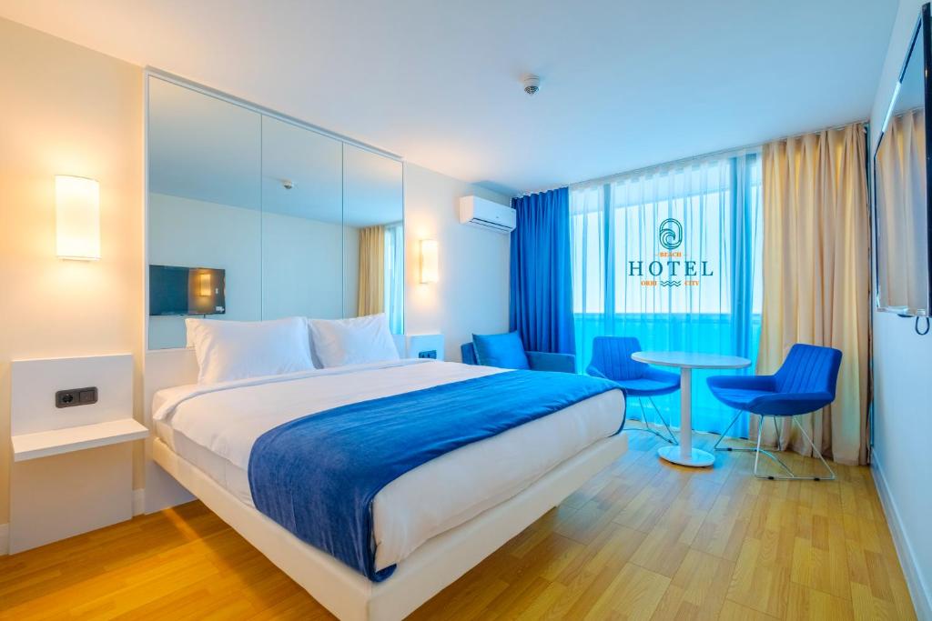 Postel nebo postele na pokoji v ubytování Beach Hotel Orbi City
