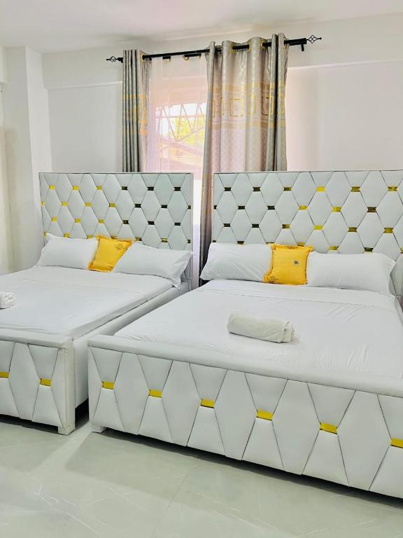 Postel nebo postele na pokoji v ubytování AQUA GARDENS SEAVIEW LUXURY HOMESTAY NYALI Msa