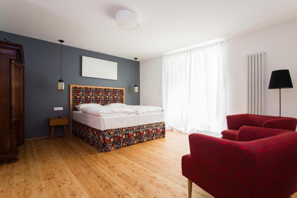 Postel nebo postele na pokoji v ubytování KIRCHENWIRT an der Weinstrasse - Boutique Hotel