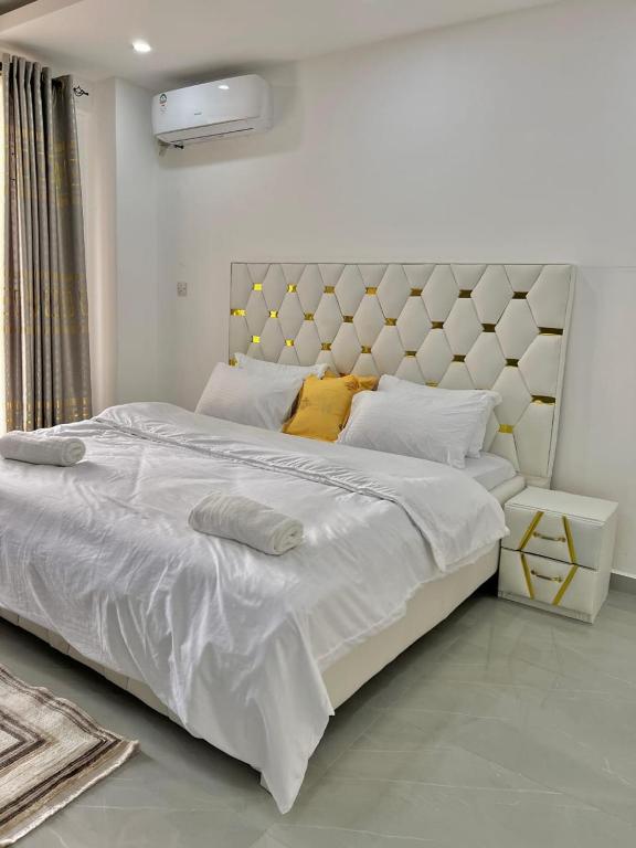 Postel nebo postele na pokoji v ubytování AQUA GARDENS SEAVIEW LUXURY HOMESTAY NYALI Msa