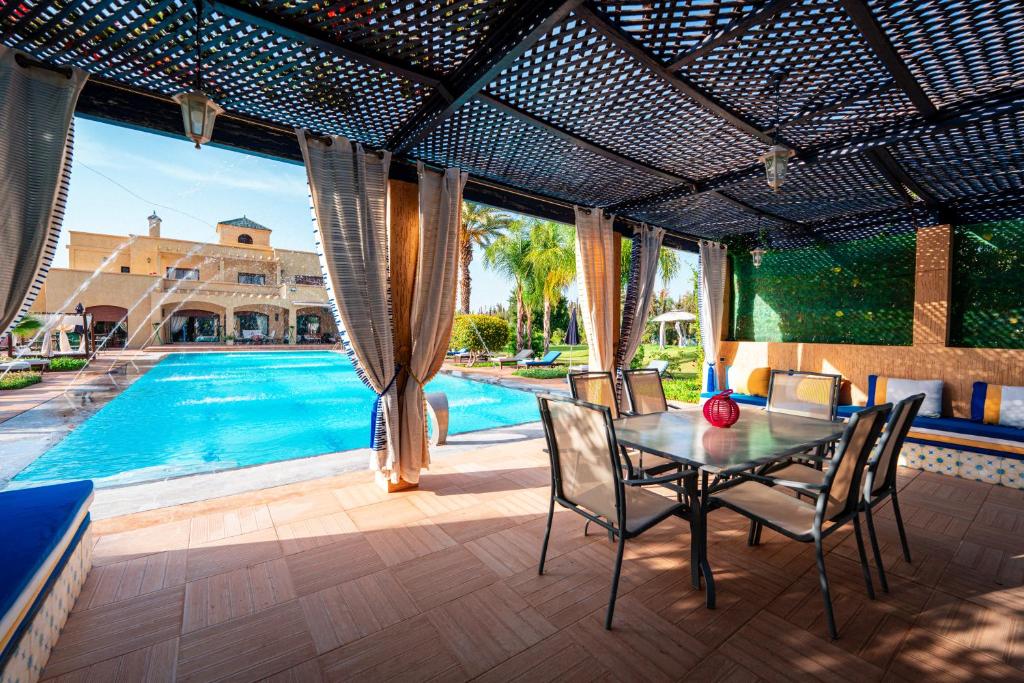 Bazén v ubytování Palais les sources de l'atlas & spa nebo v jeho okolí