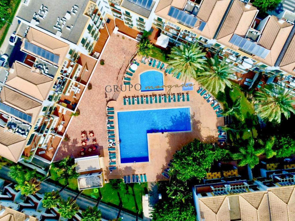 une vue aérienne d'un complexe hôtelier avec piscine dans l'établissement Grupo Morgado - Quinta do Morgado - Morgado Luxury, à Tavira