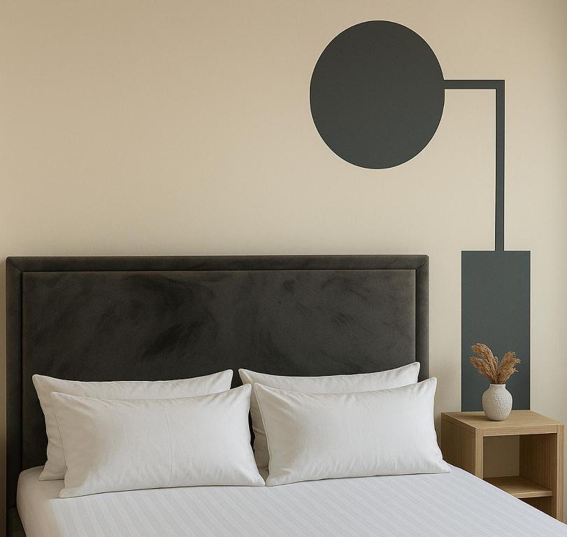 Una cama o camas en una habitación de NEW - Colorful by the sea