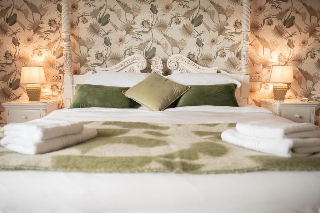Boutique Retreat with Rooftop Hot tub and Four poster bed, Southampton ...