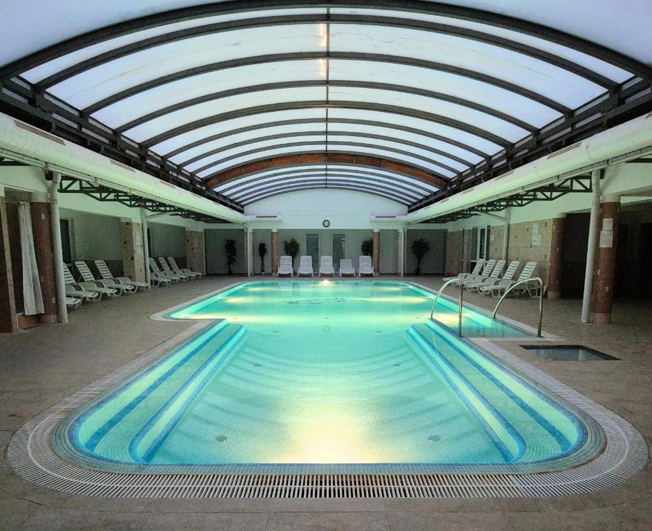 Basen w obiekcie Manna Wellness Apartman Zalakaros lub w pobliżu