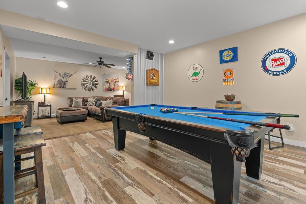 Biliár nebo kulečník v ubytování Lux Mtn Cabin Hot Tub, Fire Pit, Game Room 3bd