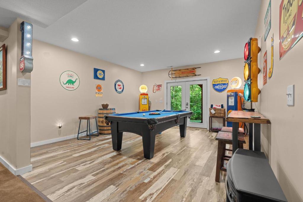 Biliár nebo kulečník v ubytování Lux Mtn Cabin Hot Tub, Fire Pit, Game Room 3bd