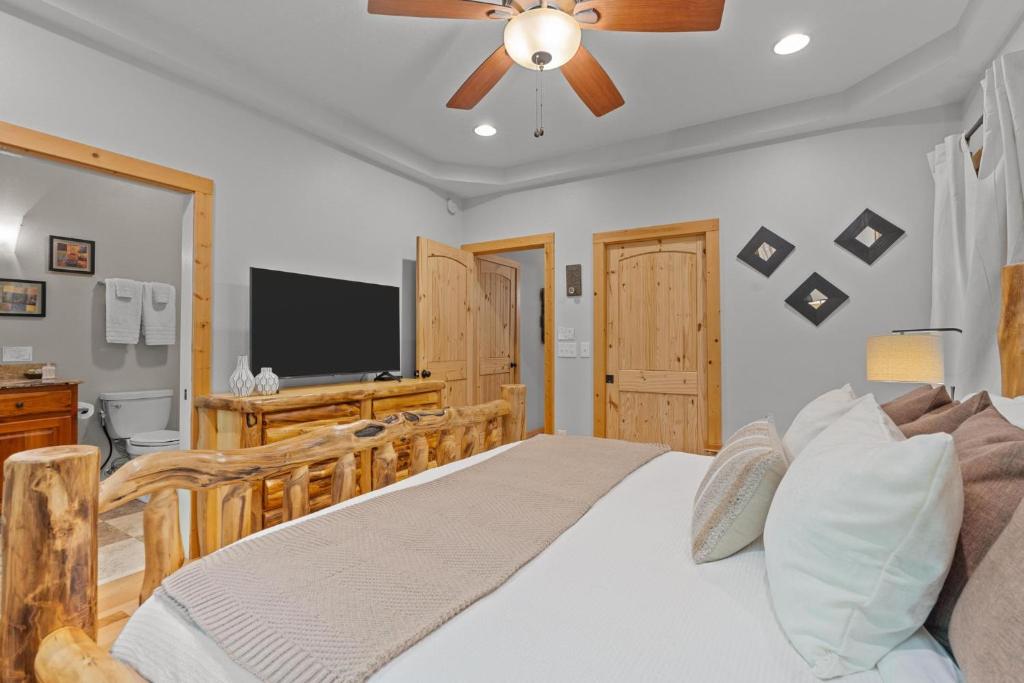 TV a/nebo společenská místnost v ubytování Lux Mtn Cabin Hot Tub, Fire Pit, Game Room 3bd