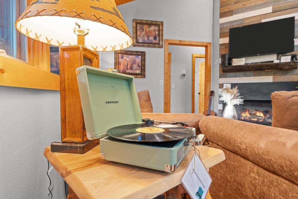 TV a/nebo společenská místnost v ubytování Lux Mtn Cabin Hot Tub, Fire Pit, Game Room 3bd