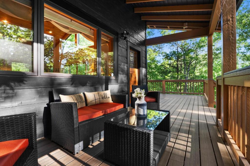 Posezení v ubytování Lux Mtn Cabin Hot Tub, Fire Pit, Game Room 3bd