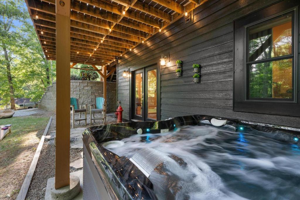 Bazén v ubytování Lux Mtn Cabin Hot Tub, Fire Pit, Game Room 3bd nebo v jeho okolí