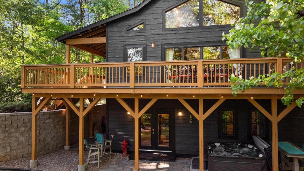 Balkón nebo terasa v ubytování Lux Mtn Cabin Hot Tub, Fire Pit, Game Room 3bd