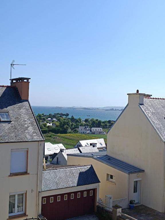 - une vue sur les toits des maisons d'une ville dans l'établissement Maison plages & centre à pieds - proche GR34, à Saint-Pol-de-Léon
