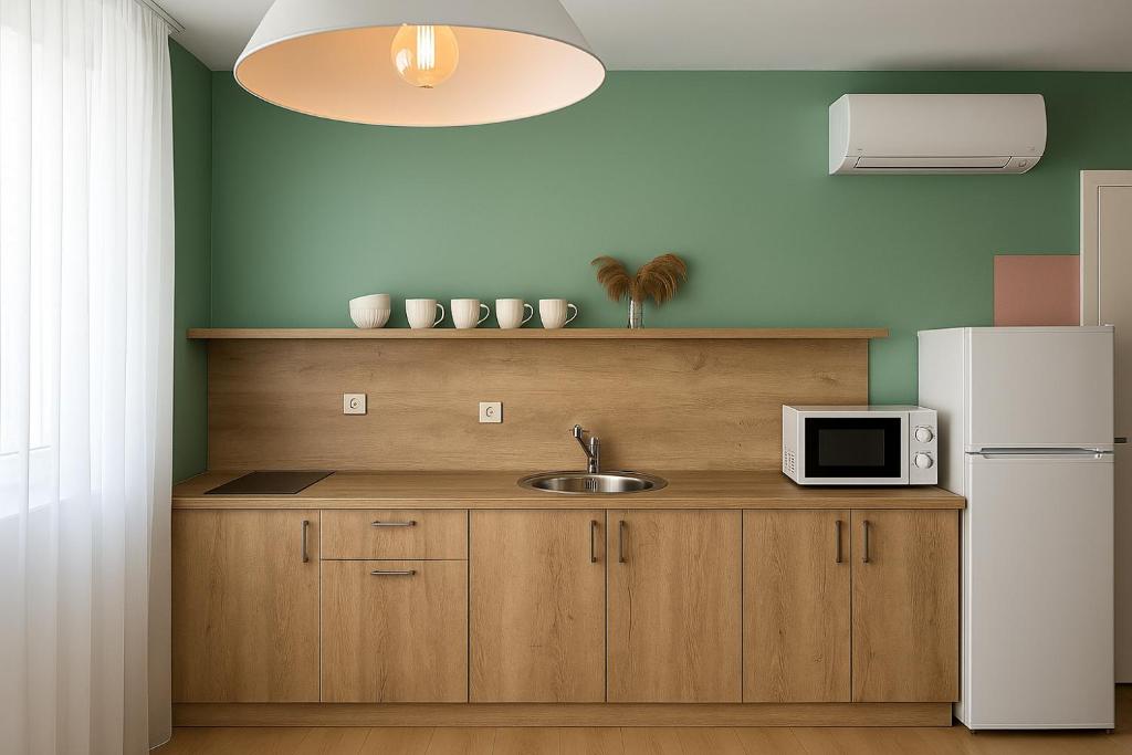 Una cocina o cocineta en NEW - Colorful by the sea