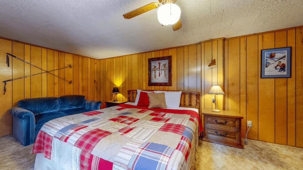 Postel nebo postele na pokoji v ubytování Bear Paw Lodge & Vacation Homes