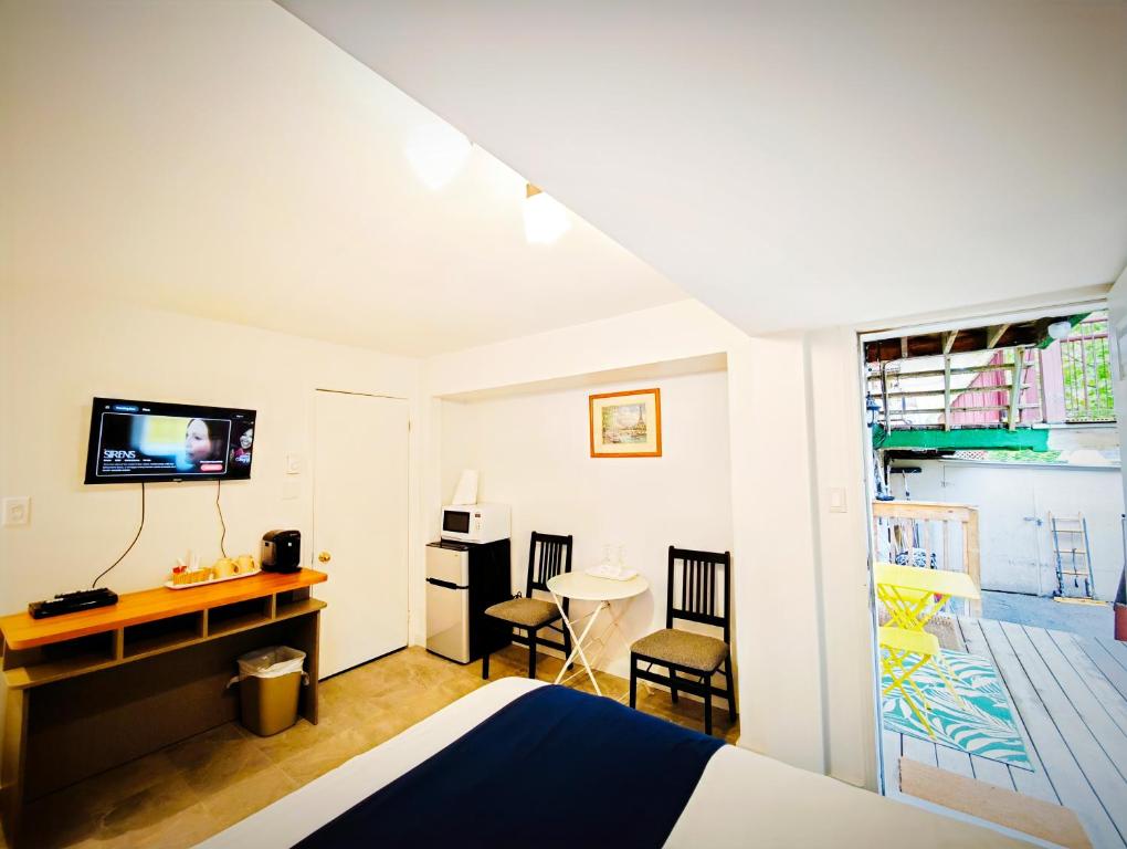 TV a/nebo společenská místnost v ubytování Motel des Pentes et Suites
