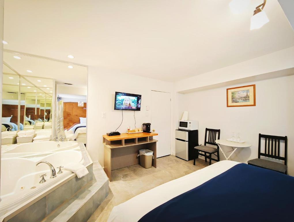Postel nebo postele na pokoji v ubytování Motel des Pentes et Suites