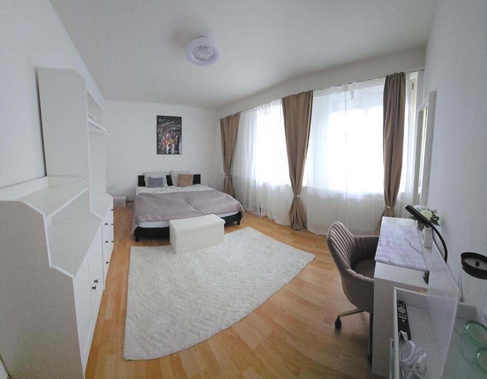 Una cama o camas en una habitación de LaCasa-Mia Apartment Basel