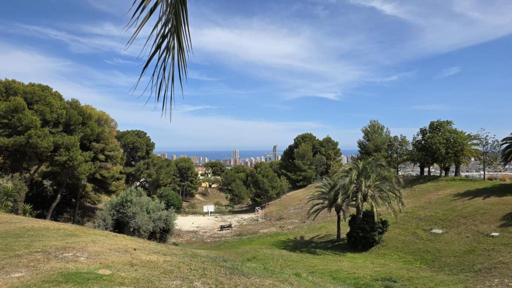 - Vistas a la ciudad desde una colina con árboles en Espectacular Casa Con Vistas, en Cala de Finestrat