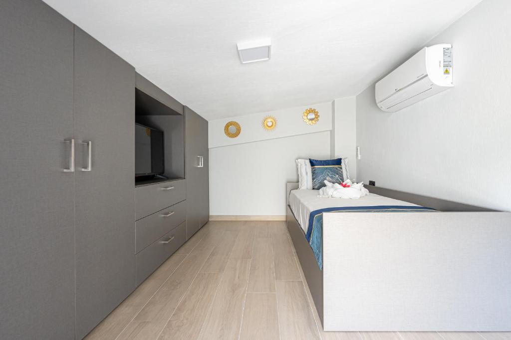 Postel nebo postele na pokoji v ubytování RAFAELA SUITES