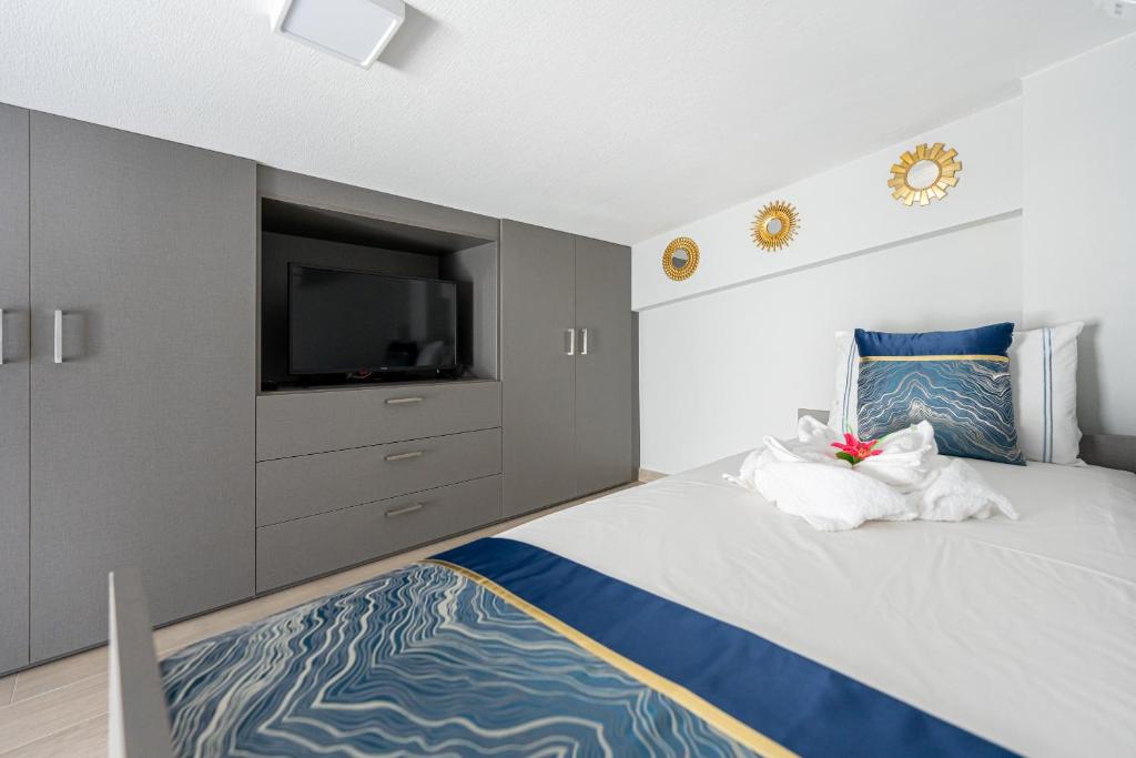 Postel nebo postele na pokoji v ubytování RAFAELA SUITES