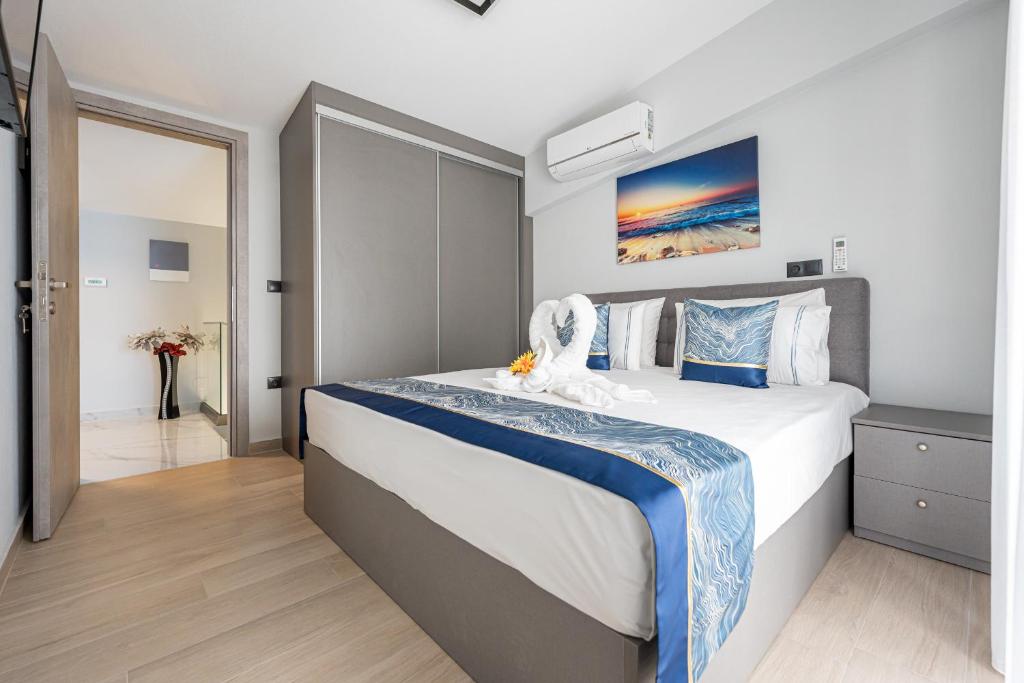 Postel nebo postele na pokoji v ubytování RAFAELA SUITES