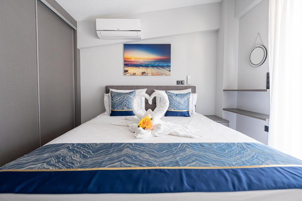 Postel nebo postele na pokoji v ubytování RAFAELA SUITES