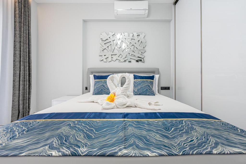 Postel nebo postele na pokoji v ubytování RAFAELA SUITES