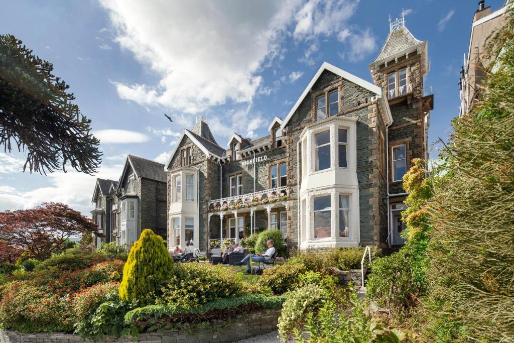 une grande maison avec une tourelle dans l'établissement Highfield, à Keswick