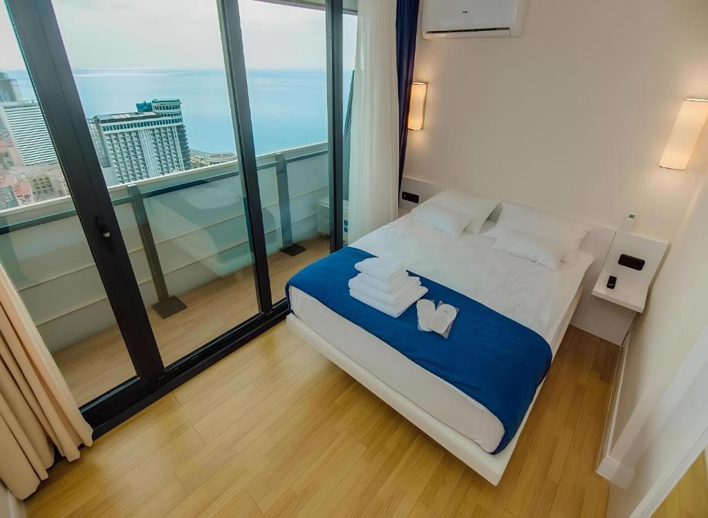 Rúm í herbergi á Panorama Orbi Luxe Batumi