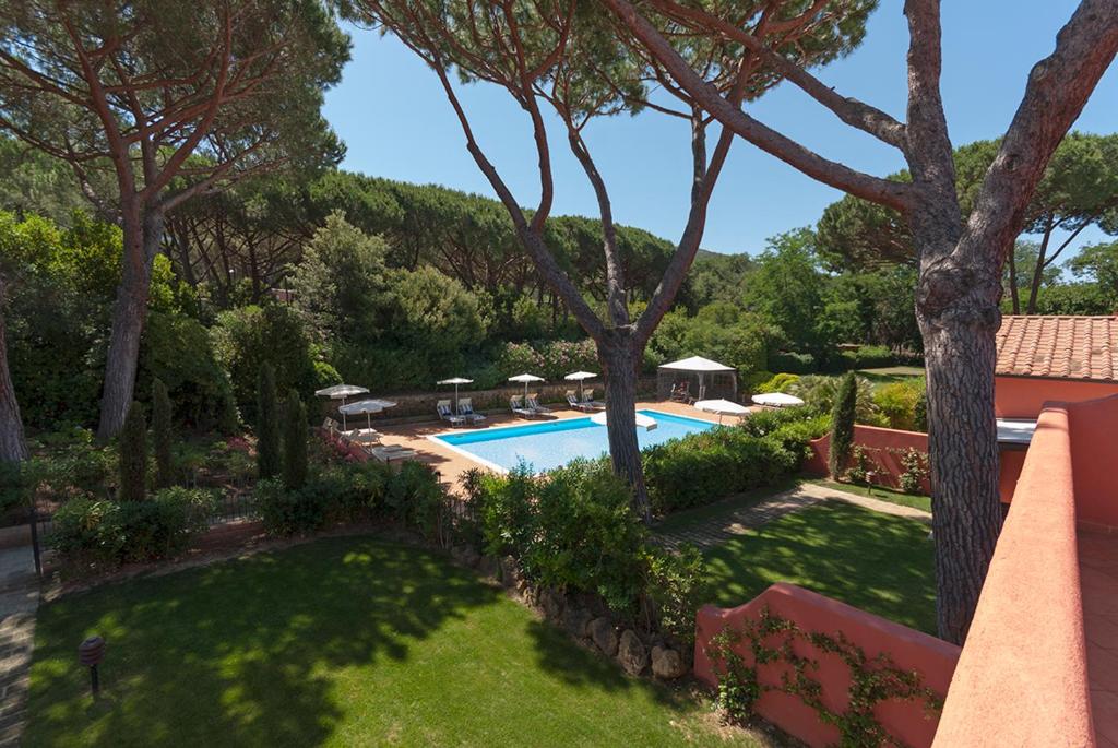 an aerial view of a yard with a swimming pool at Baglioni Resort Alleluja in Punta Ala