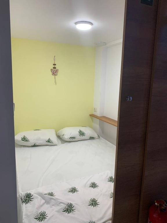 Postel nebo postele na pokoji v ubytování Hotel Kapsul Vlore