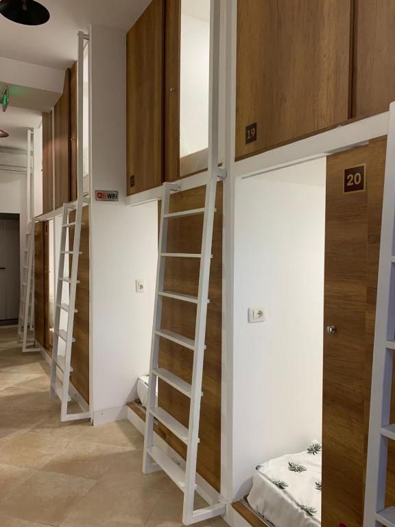 Palanda nebo palandy na pokoji v ubytování Hotel Kapsul Vlore