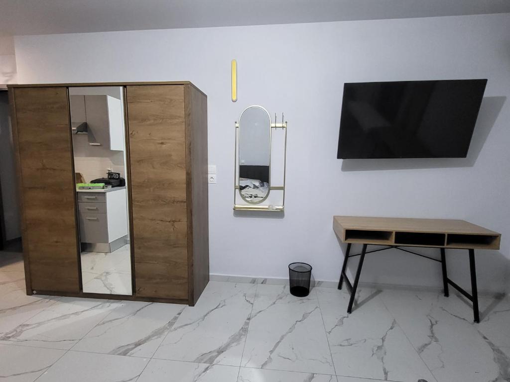 TV a/nebo společenská místnost v ubytování Diamond Piraeus Port