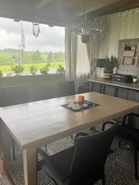 Kuchyň nebo kuchyňský kout v ubytování Glamping Karavan u Konopiště