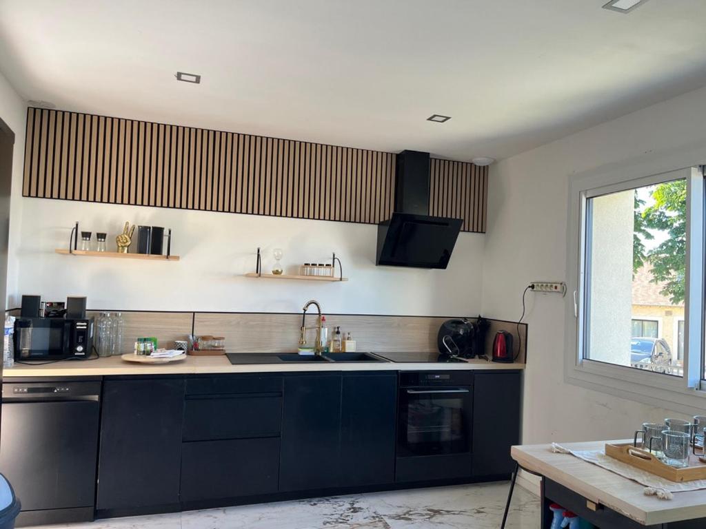 une cuisine avec un évier et un plan de travail dans l'établissement House for 24 hours, à Spay