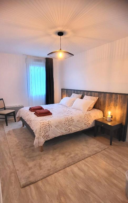 une chambre avec un grand lit dans une pièce dans l'établissement Appart Sud III Rouen Nataya, à Rouen
