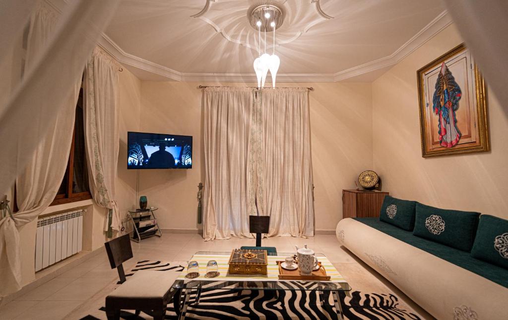 TV a/nebo společenská místnost v ubytování Palais les sources de l'atlas & spa