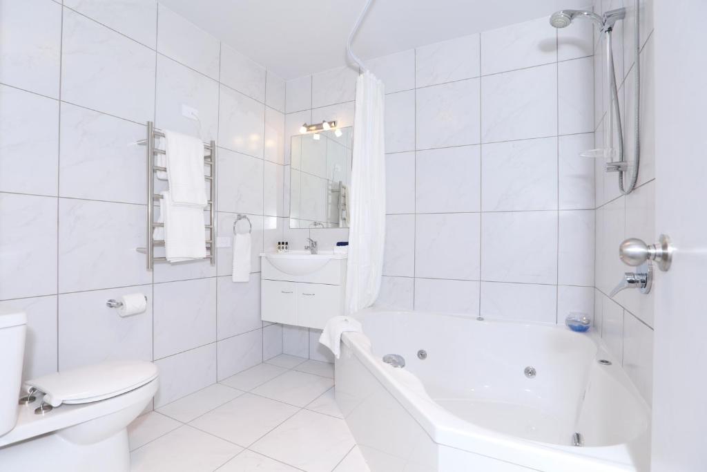 Koupelna v ubytování BKs Premier Motel Hamilton