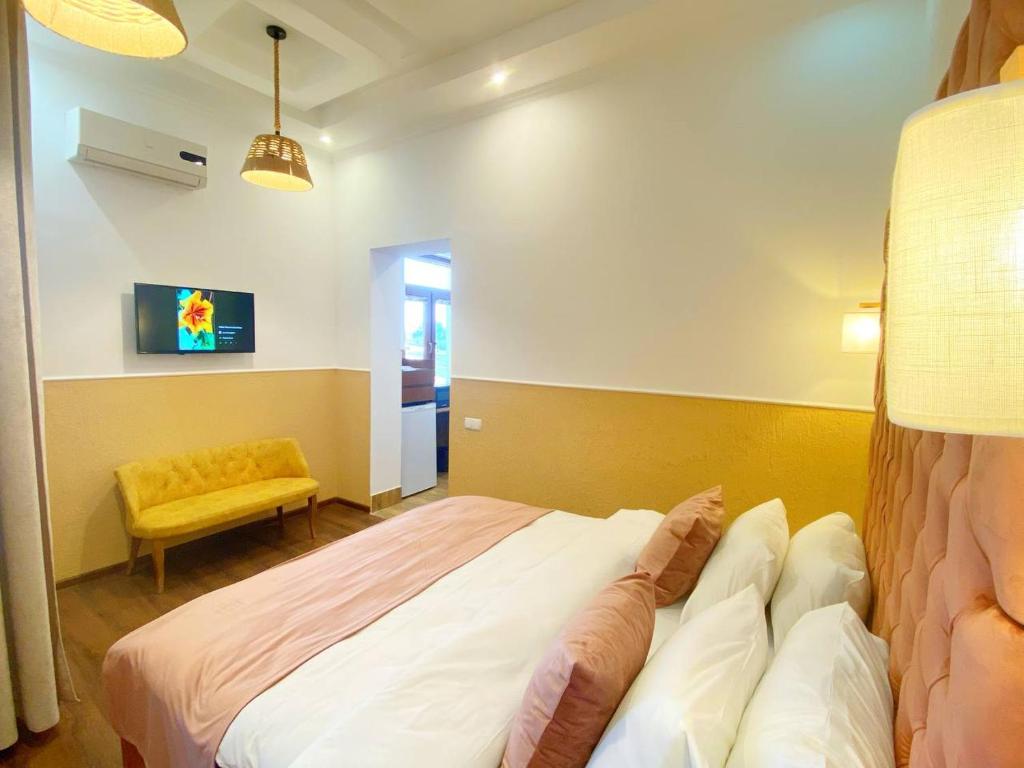 Postel nebo postele na pokoji v ubytování Hotel Orange Kutaisi