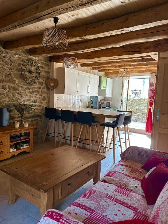 Il comprend un salon avec une cuisine équipée d'une table et de chaises. dans l'établissement Chalet pour 6 personnes du samedi au samedi, à Saint-Michel-de-Maurienne