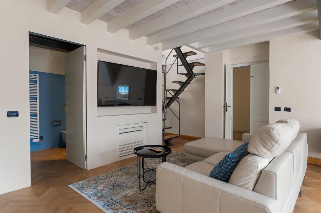 TV a/nebo společenská místnost v ubytování Ruby Como Villa with Lake View By Petra Luxury